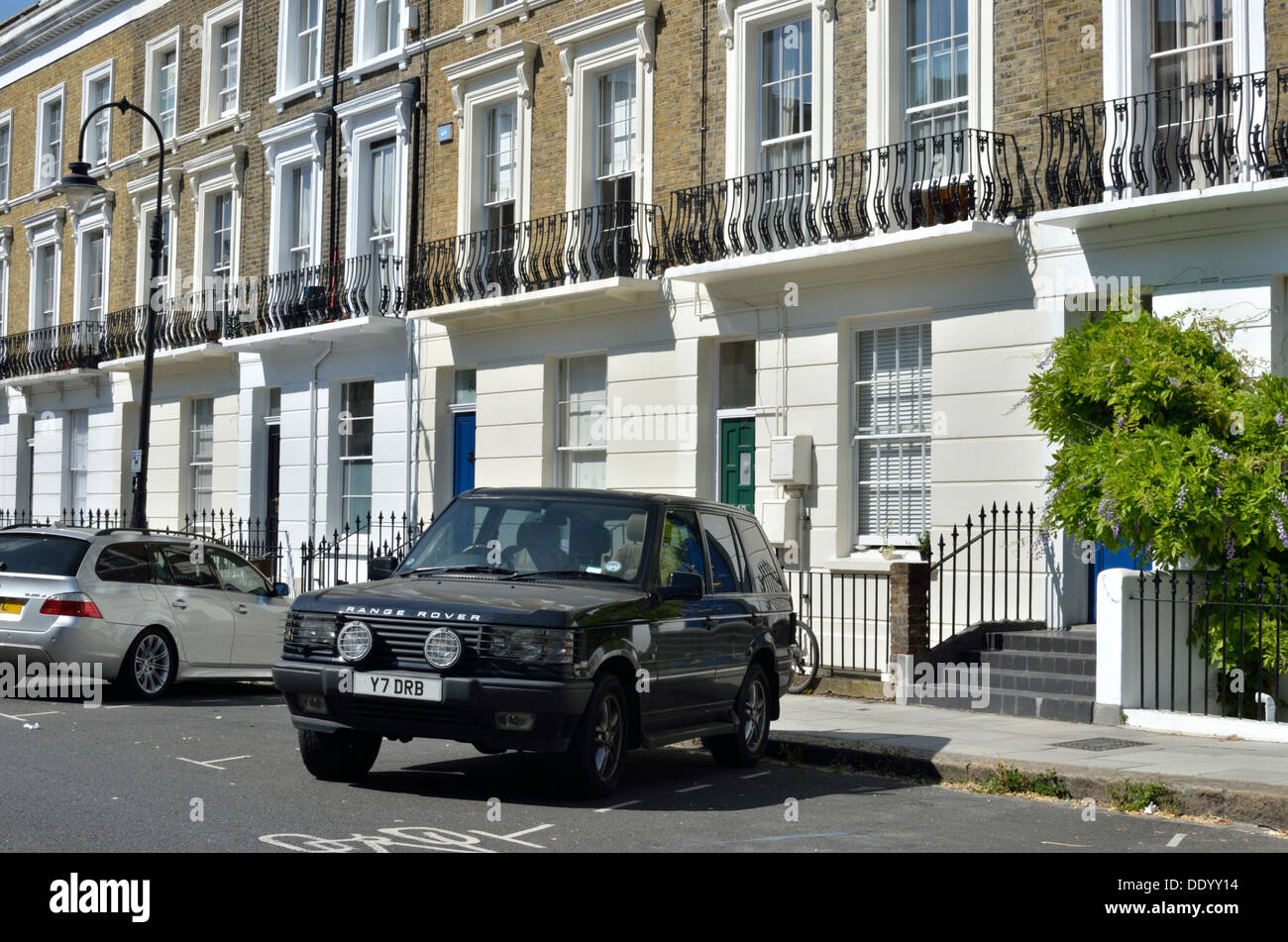 Ein Landrover außerhalb der Häuser in der Gloucester Avenue in Primrose Hill NW1, London, UK. Stockfoto