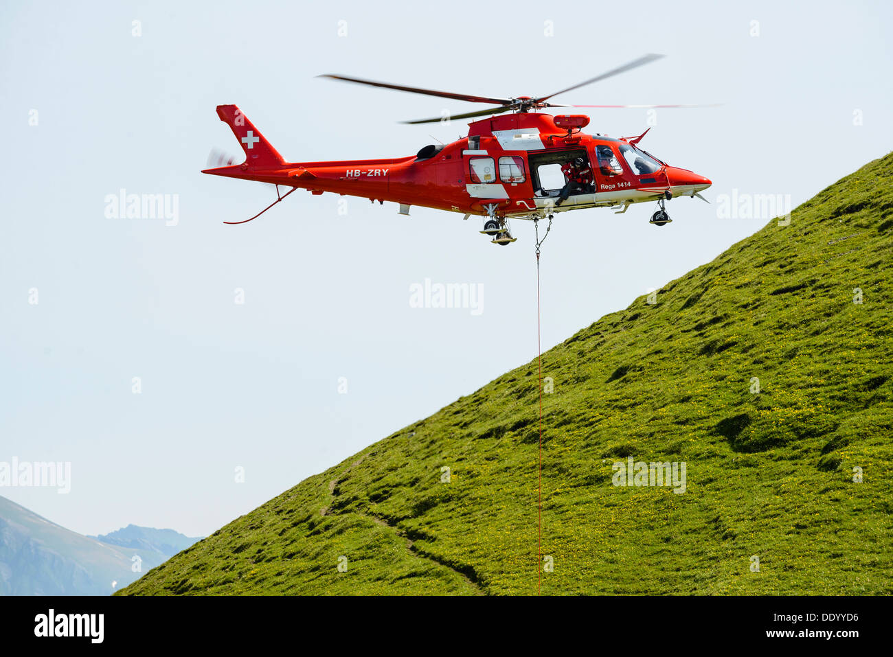 Helikopter der Schweizerischen Rettungsflugwacht REGA in Aktion in der Nähe von Grindelwald Stockfoto