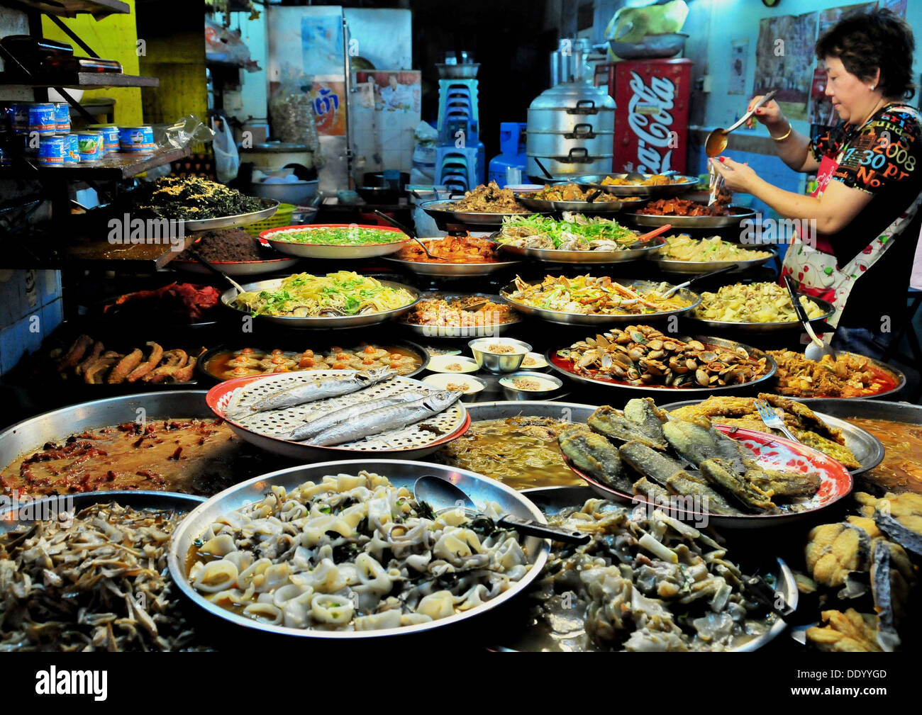 Ein Brei stall in Bangkoks Chinatown, dass der Verkauf einer Vielzahl von Komfort chinesischen Essens Stockfoto