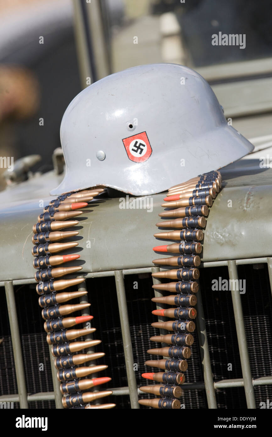 Gürtel von 0,50 Kaliber Munition jeder fünfte Runde mit roter Spitze ist ein M20 Armour piercing Incendiar Nazi-Helm Stockfoto
