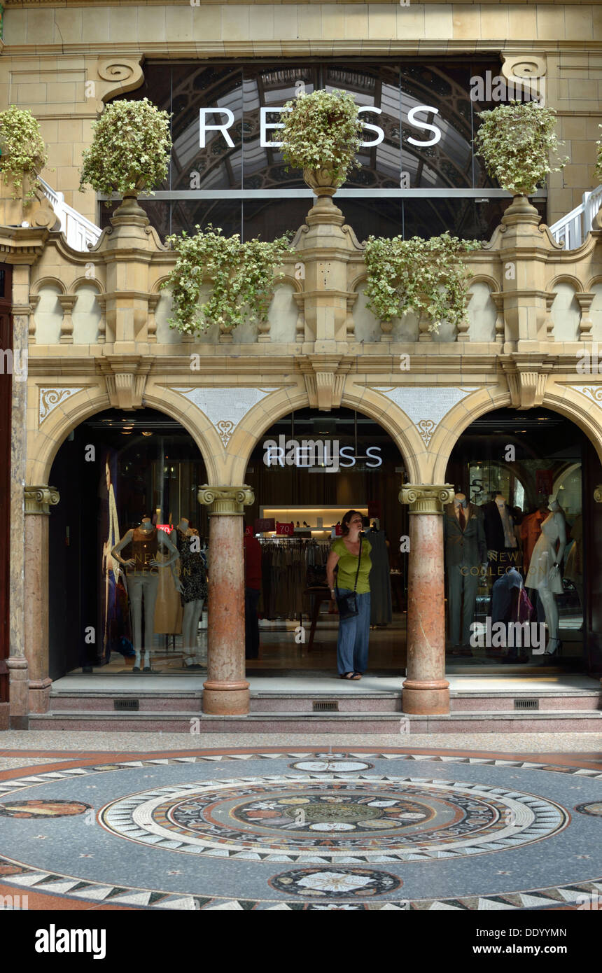 Reiss-Modegeschäft in Victoria Quarter, Leeds, South Yorkshire, Großbritannien Stockfoto