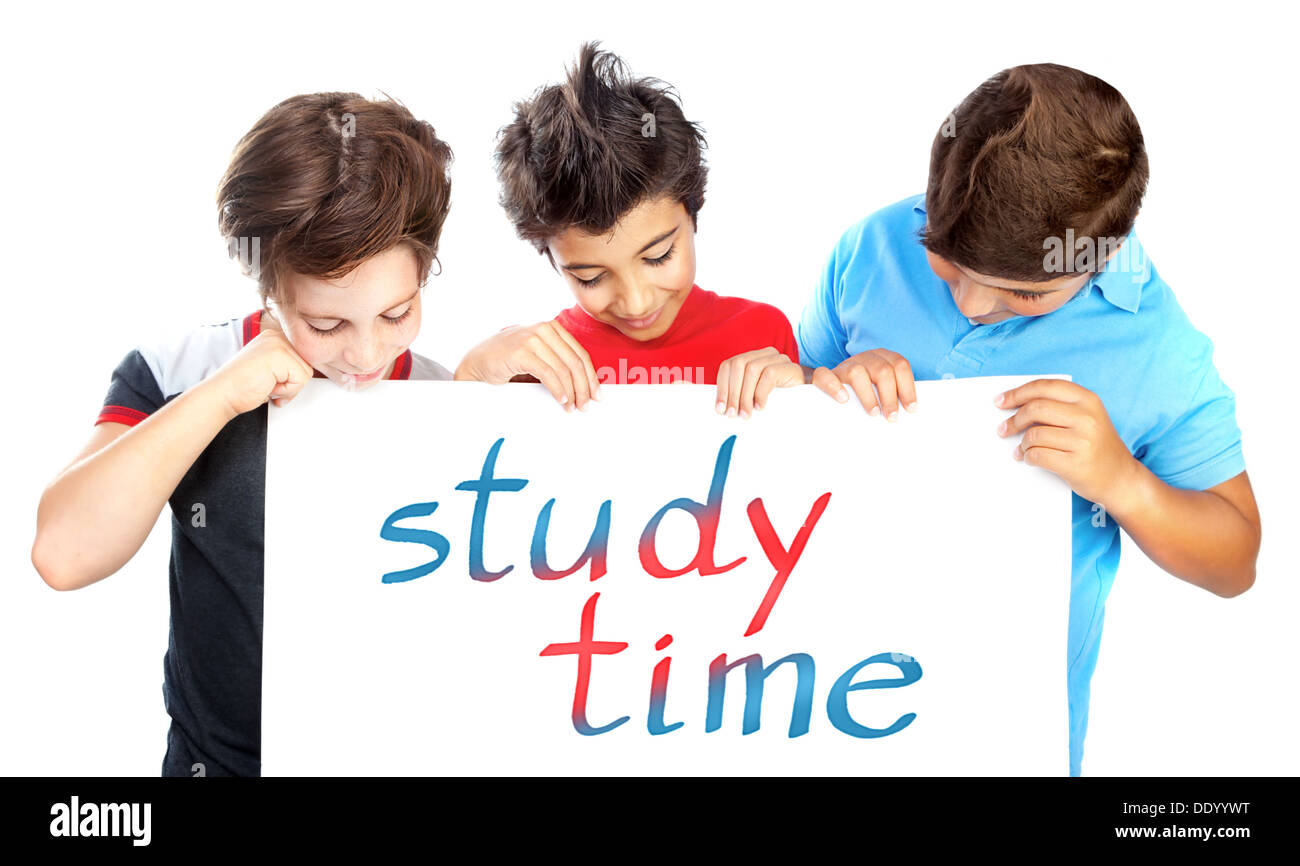 Drei Mitschüler Holding Board mit bunten Text isoliert auf weißem Hintergrund, Zeit, hübsch glücklich Jungs zu studieren, zurück zur Schule Stockfoto