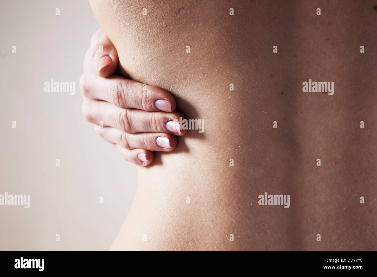 Bare Rückseite eine junge Frau mit Schmerzen im Rücken Stockfoto