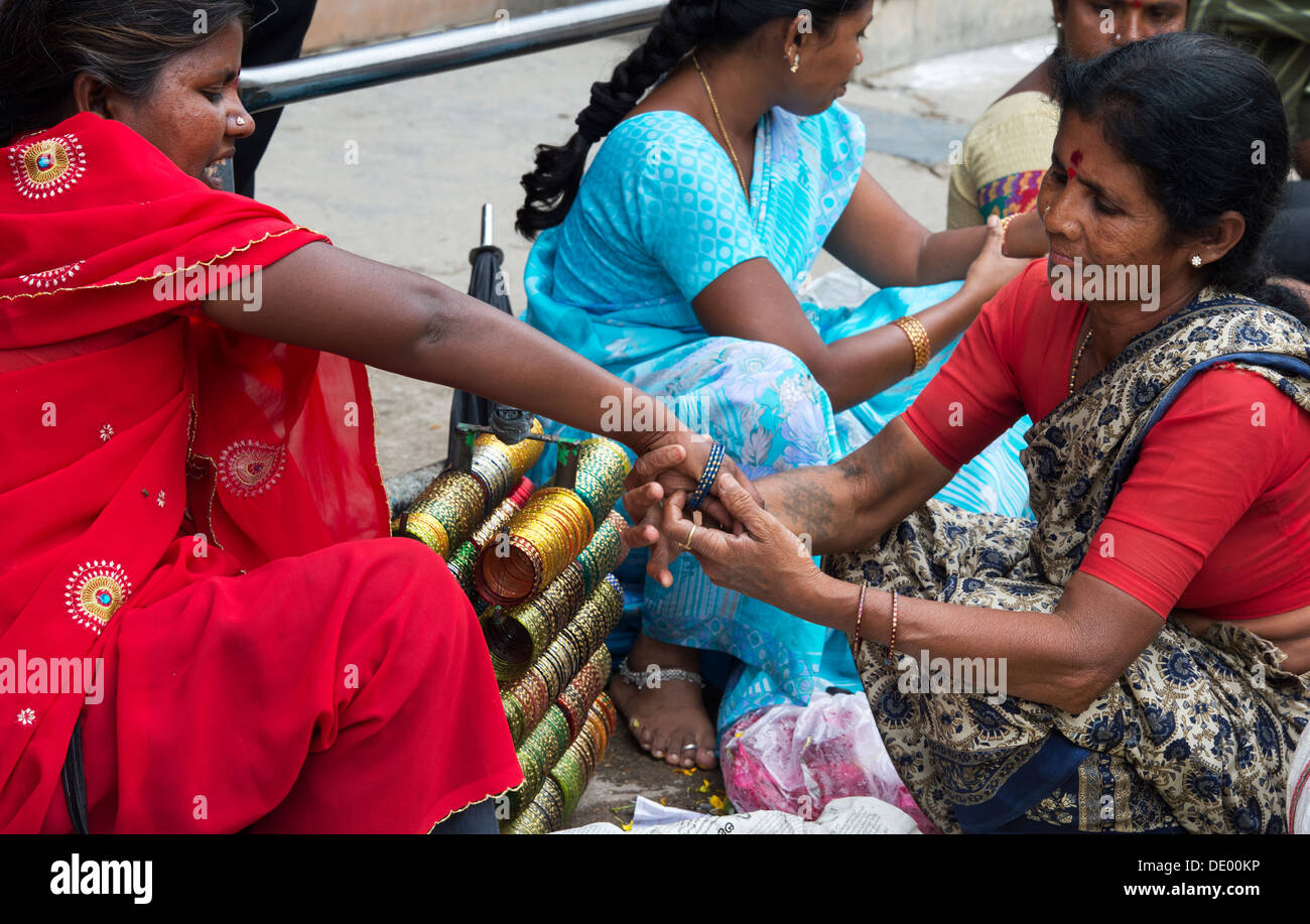 Indische Frau Armreifen verkaufen auf die Straße. Puttaparthi, Andhra Pradesh, Indien Stockfoto
