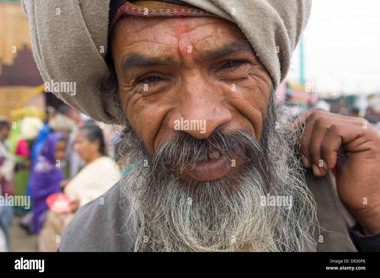 Ältere männliche Pilger am Ganga Sagar Mela, Sagar Island, West Bengal, Indien Stockfoto