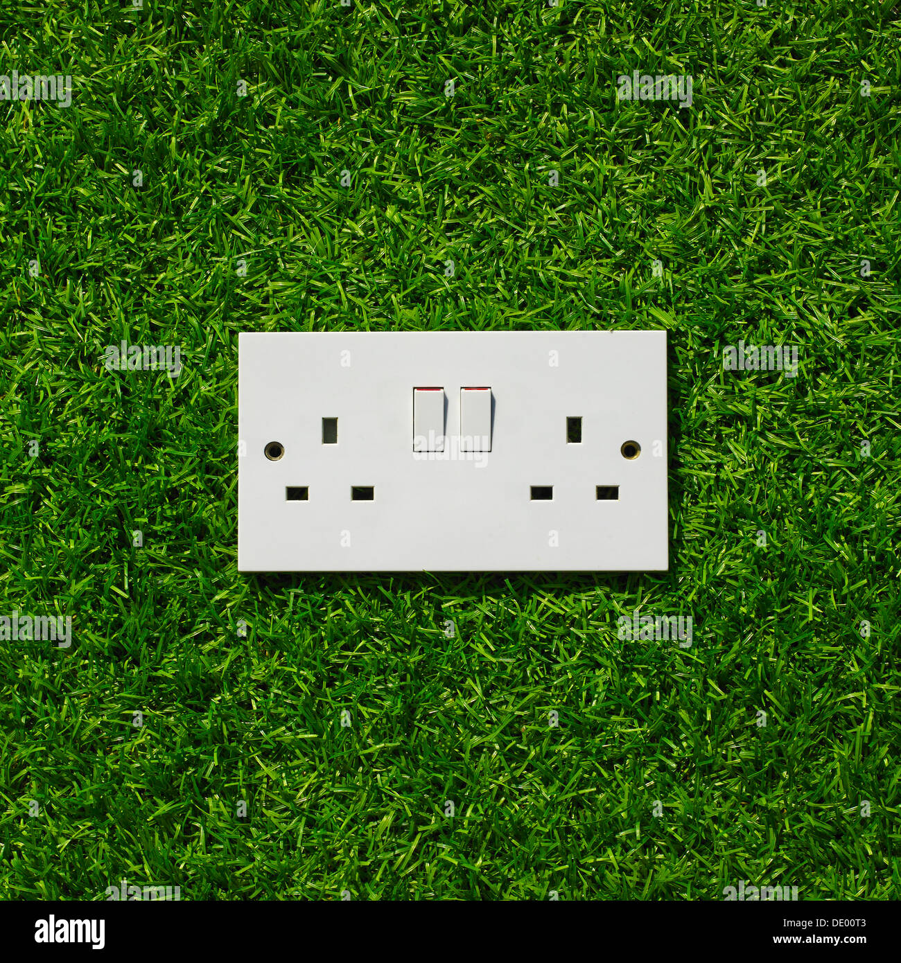 Elektrische Steckdose auf Grass Hintergrund. Stockfoto