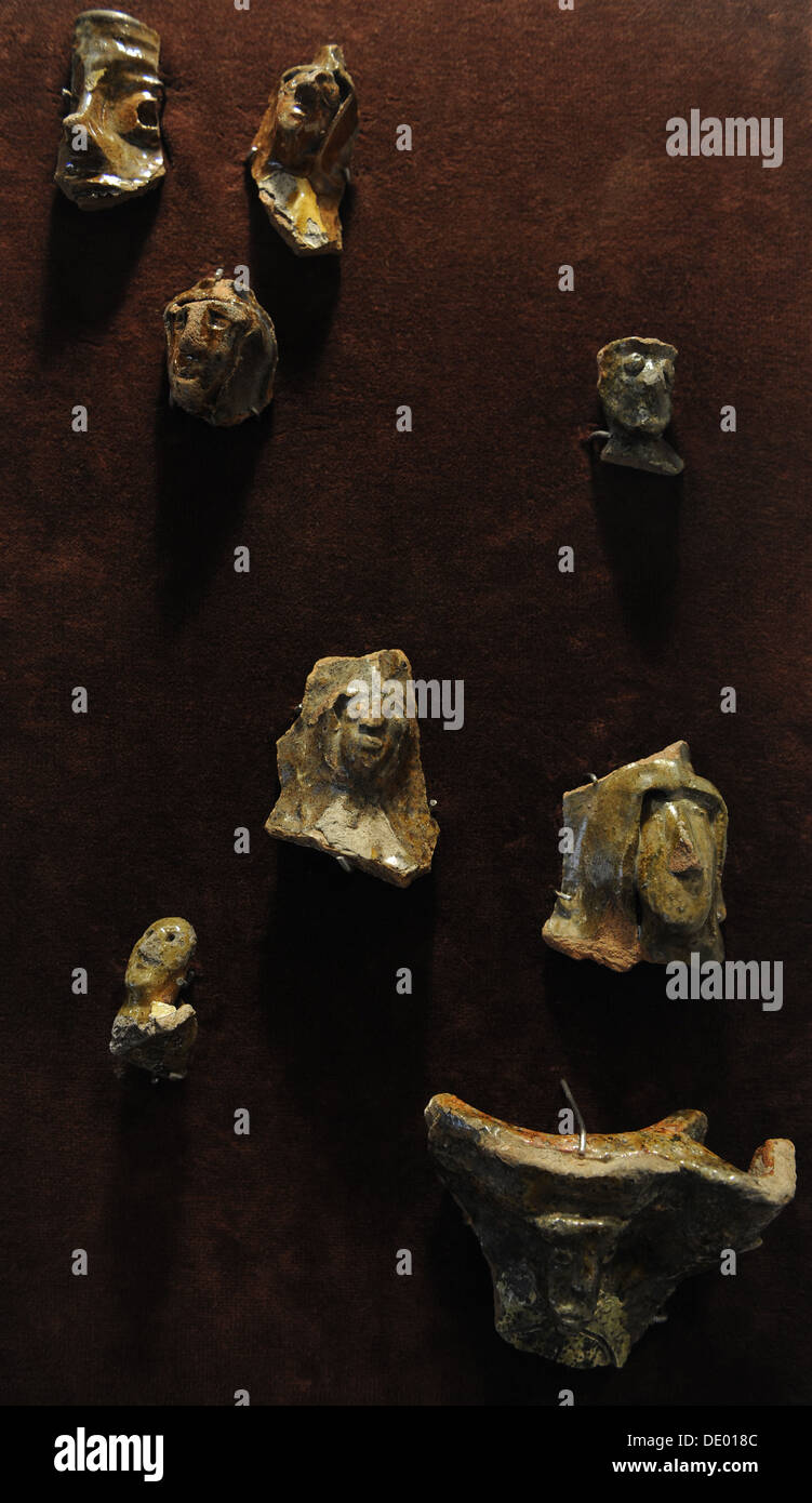 Glasierte Keramik Fragmente Formen von menschlichen Gesichtern. Museum of History und Navigation. Riga. Lettland. Stockfoto