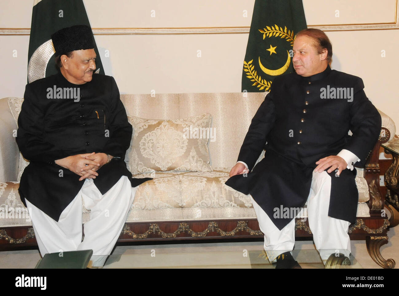 Islamabad, Pakistan. 9. September 2013. Handout Bild von PID  Präsident Mamnooon Hussain und Premierminister Muhammad Nawaz Sharif Austausch von Ansicht nach Eidesleistung Zeremonie des Präsidenten an Aiwan-Sadr Islamabad (Foto: PID/Deanpictures/Alamy Live News Stockfoto