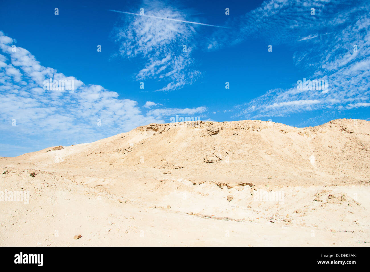 Sanddünen und Felsen, Sahara Wüste Stockfoto