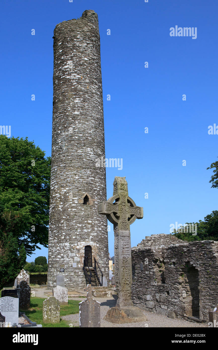 Der Runde Turm und dem Westen zu überqueren (hohes Kreuz) an Monasterboice, Irland Stockfoto