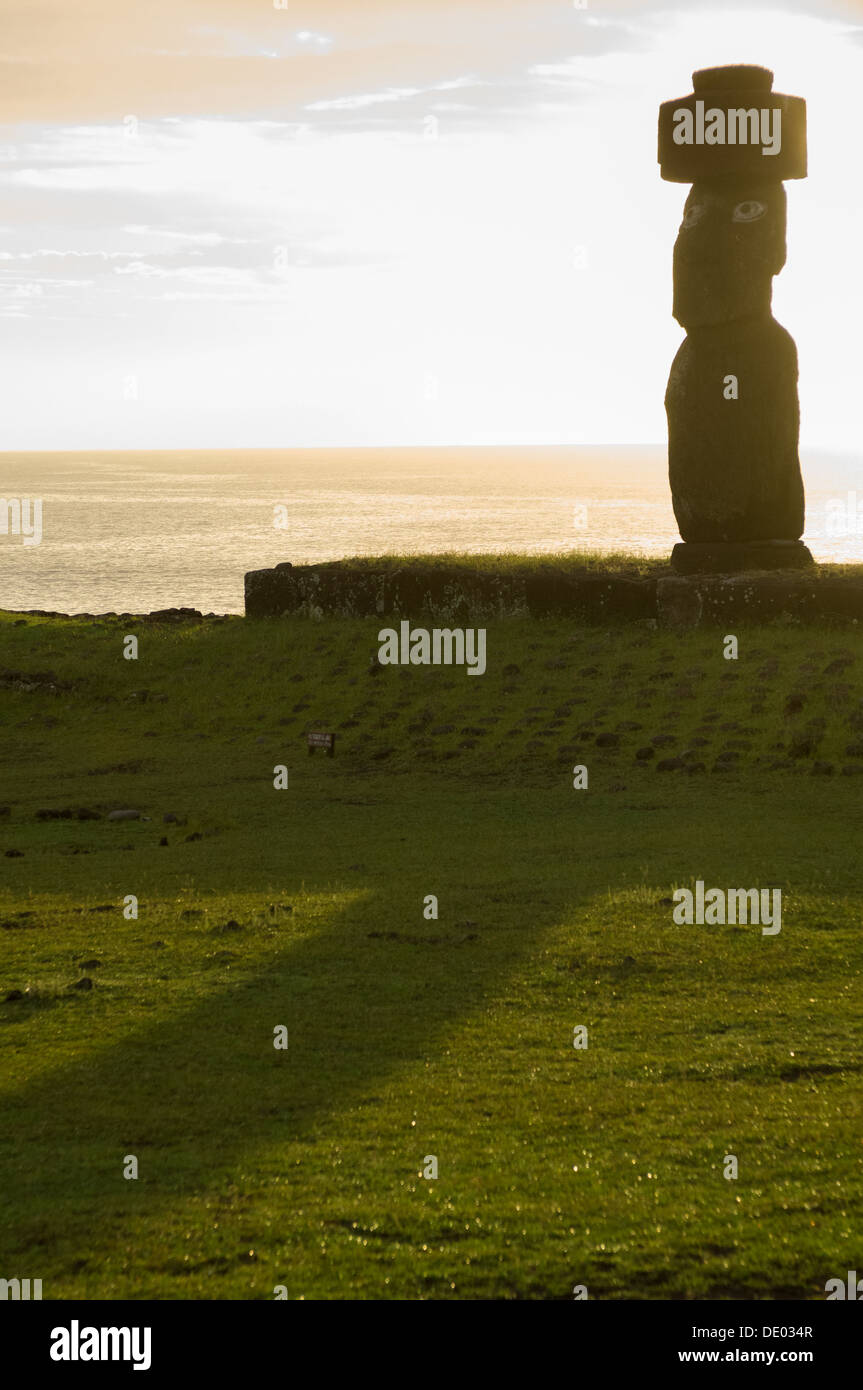 Abendlicht auffällig die maoi am Ahu Tahai, in der Nähe von Hanga Roa, mit der robusten Bucht hinter Rapa Nui (Osterinsel), Chile Stockfoto