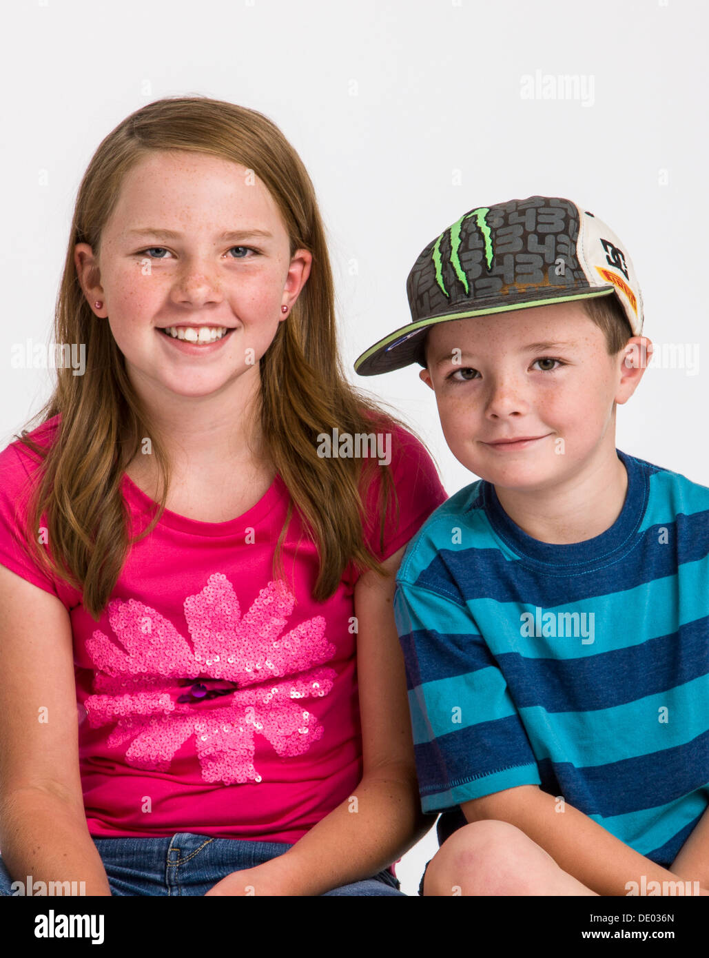 Studioportrait von Geschwistern, fünf Jahre alten Jungen und Mädchen von zehn Jahren Stockfoto