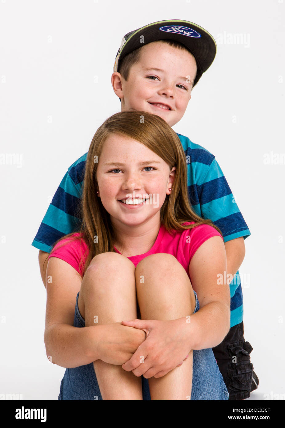 Studioportrait von Geschwistern, fünf Jahre alten Jungen und Mädchen von zehn Jahren Stockfoto