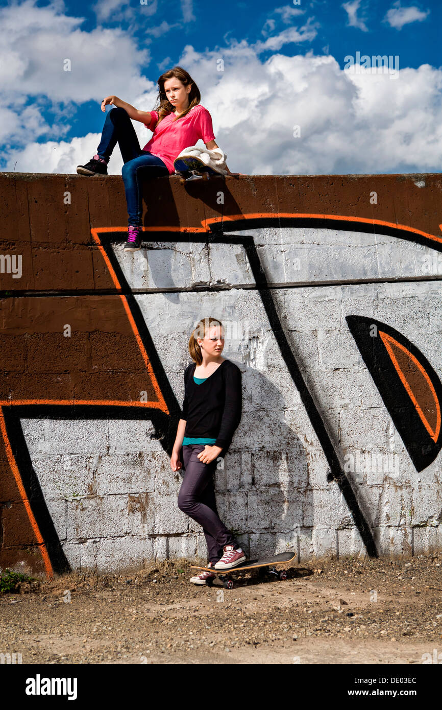 Mädchen im Teenageralter mit Skateboards in einer städtischen Umgebung Stockfoto