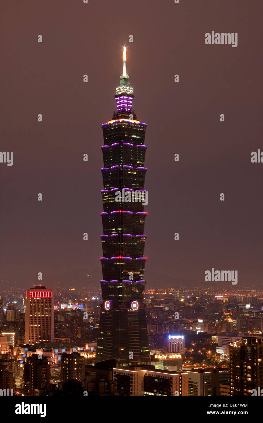 Taipei 101 Tower Bei Nacht Taipei Taiwan China Asien Stockfotografie Alamy