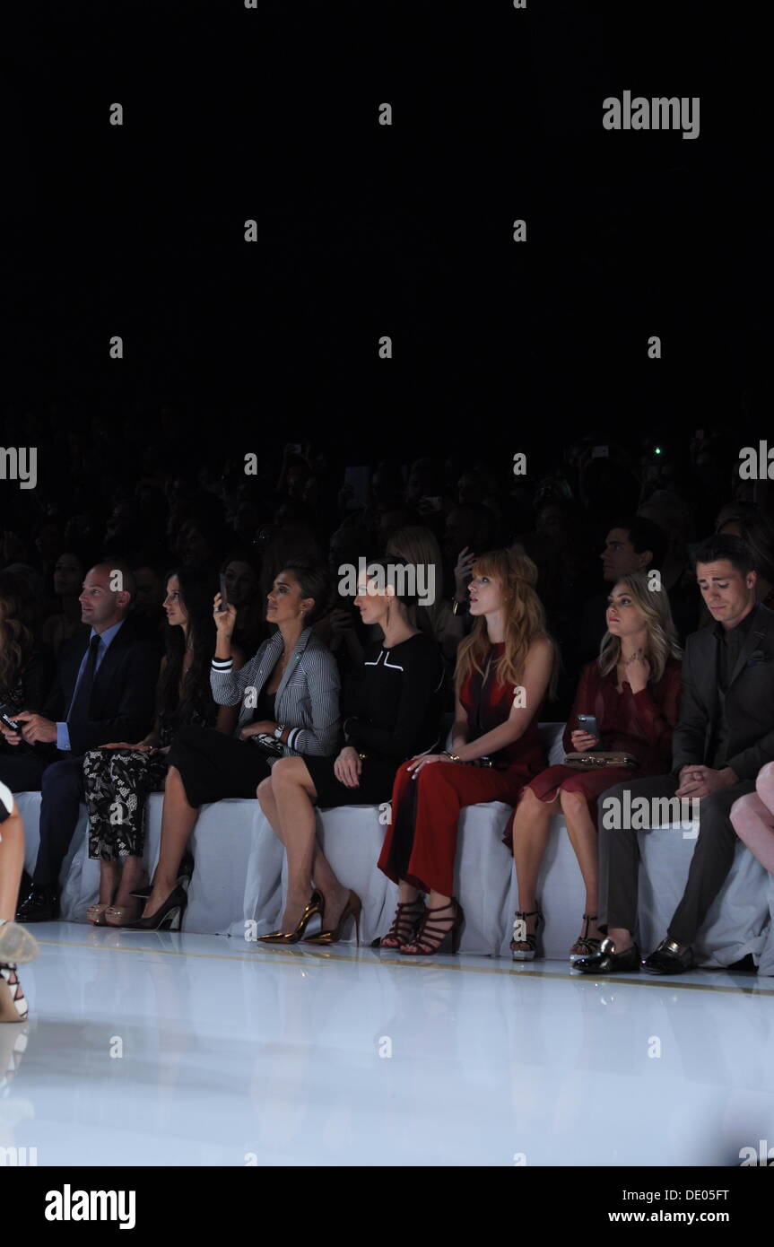 Jessica Alba und Allison Williams front Row bei der DVF-Show auf der Mercedes-Benz Fashion Week in New York City. Stockfoto
