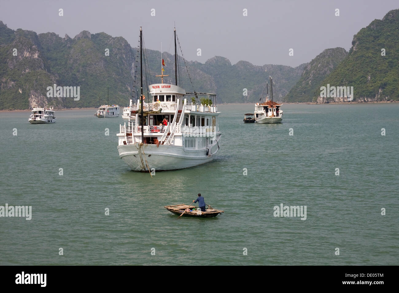 Junk-Mail, Ausflugsschiff in Halong Bucht, Vietnam, Asien Stockfoto