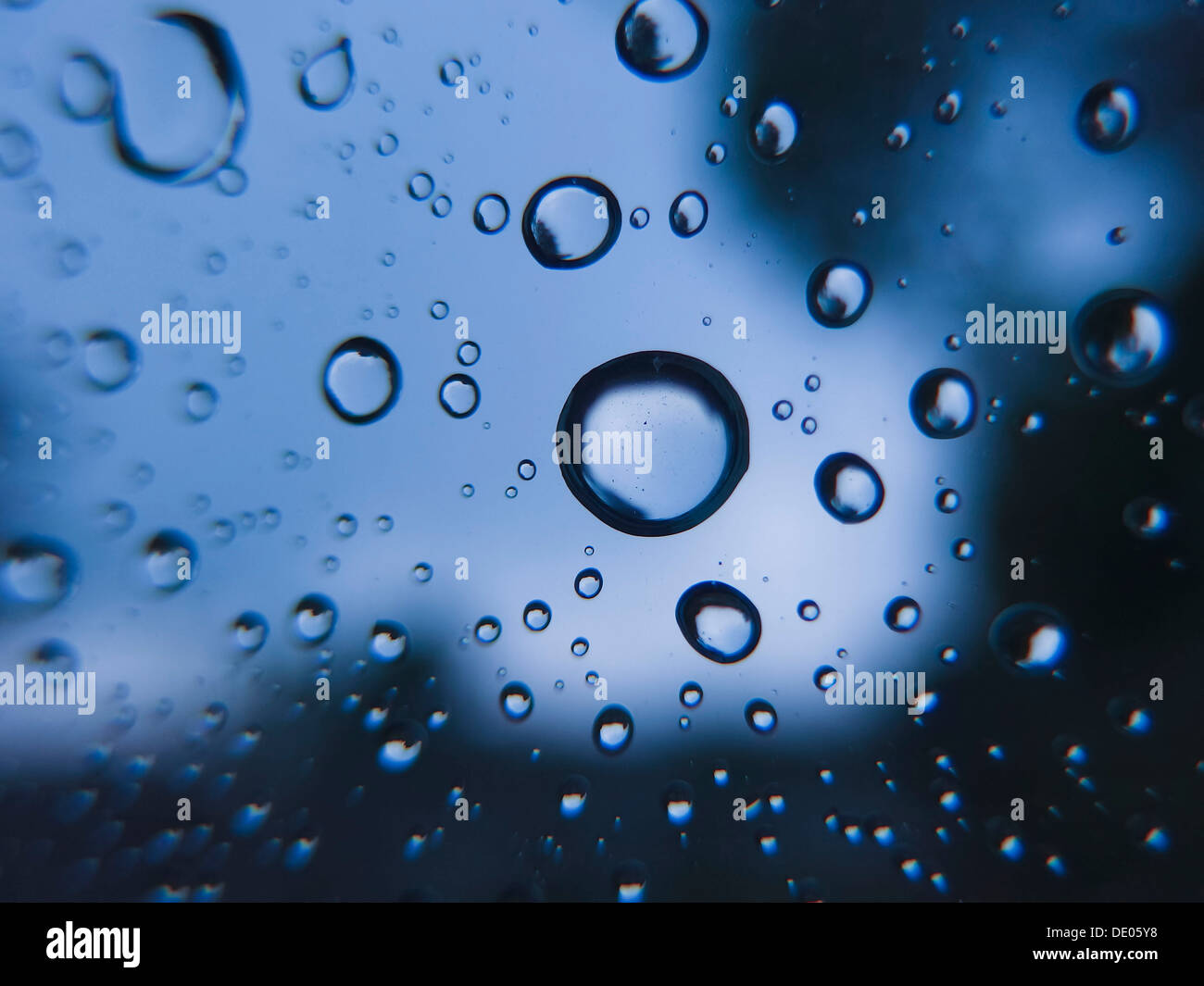 Regentropfen auf dem Glas, abstrakte Ansicht Hintergrund Stockfoto