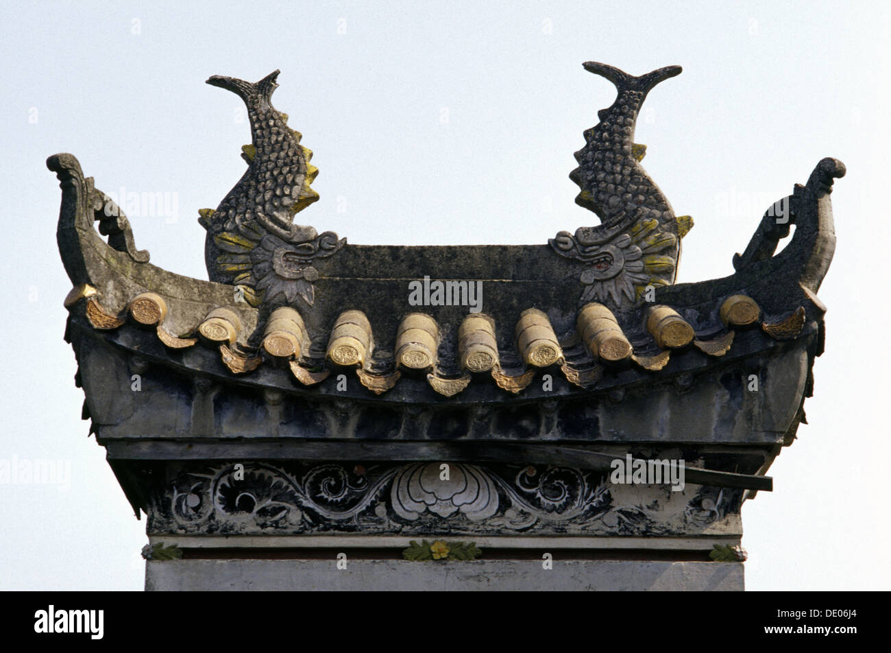 Blick auf die geschnitzten umgedrehten Eave Yueyang Turm stammt aus der Zeit der drei Reiche (220-280 n. Chr.) als einer der drei großen Türme im Süden des Yangtze-Flusses in China aufgeführt.  Provinz Hunan China. Stockfoto