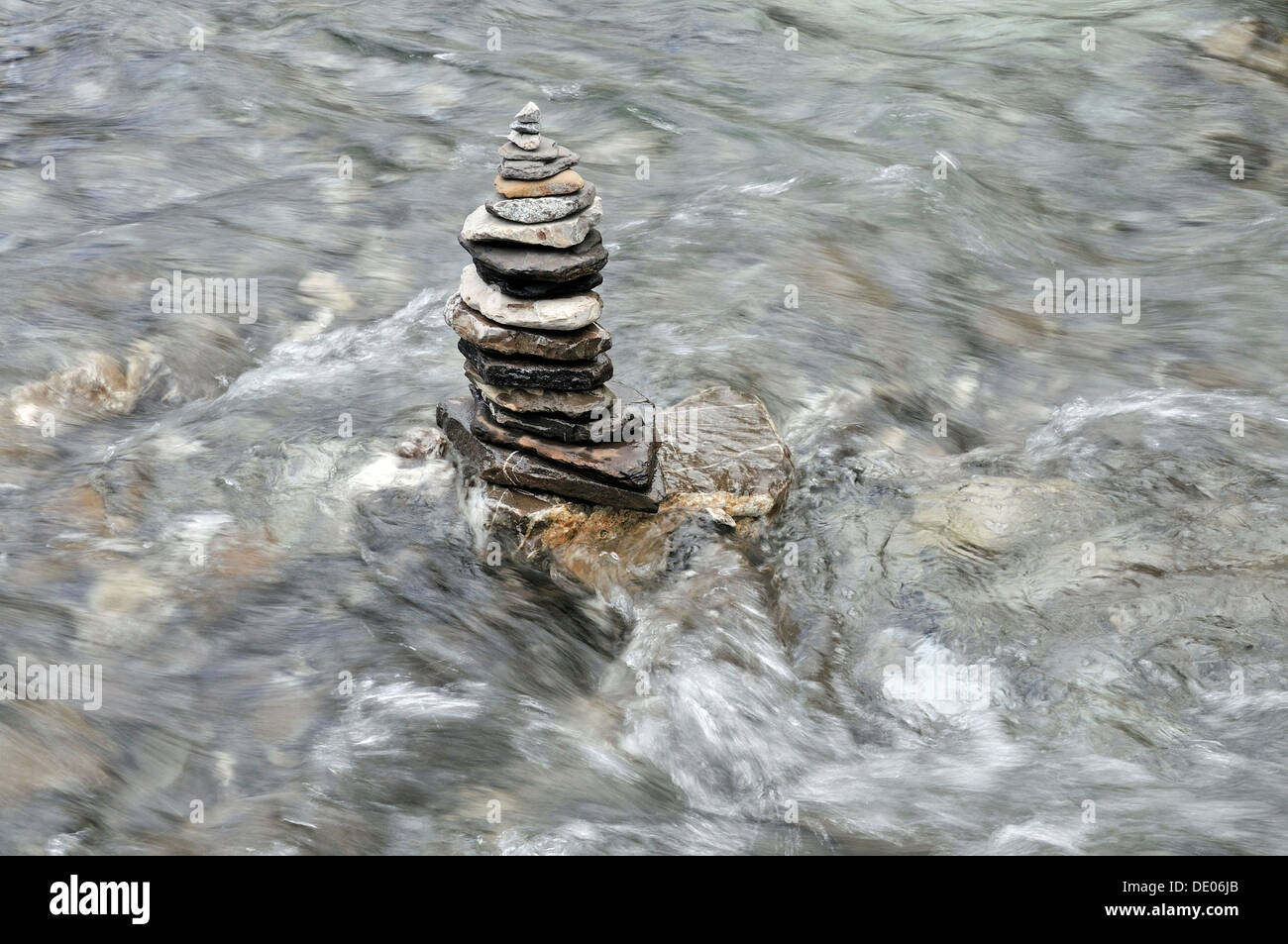 Cairn in einem Gebirgsbach in Koerbertobel, Rappenalptal Tal, Allgäuer Alpen, Allgäu, Bayern, PublicGround Stockfoto