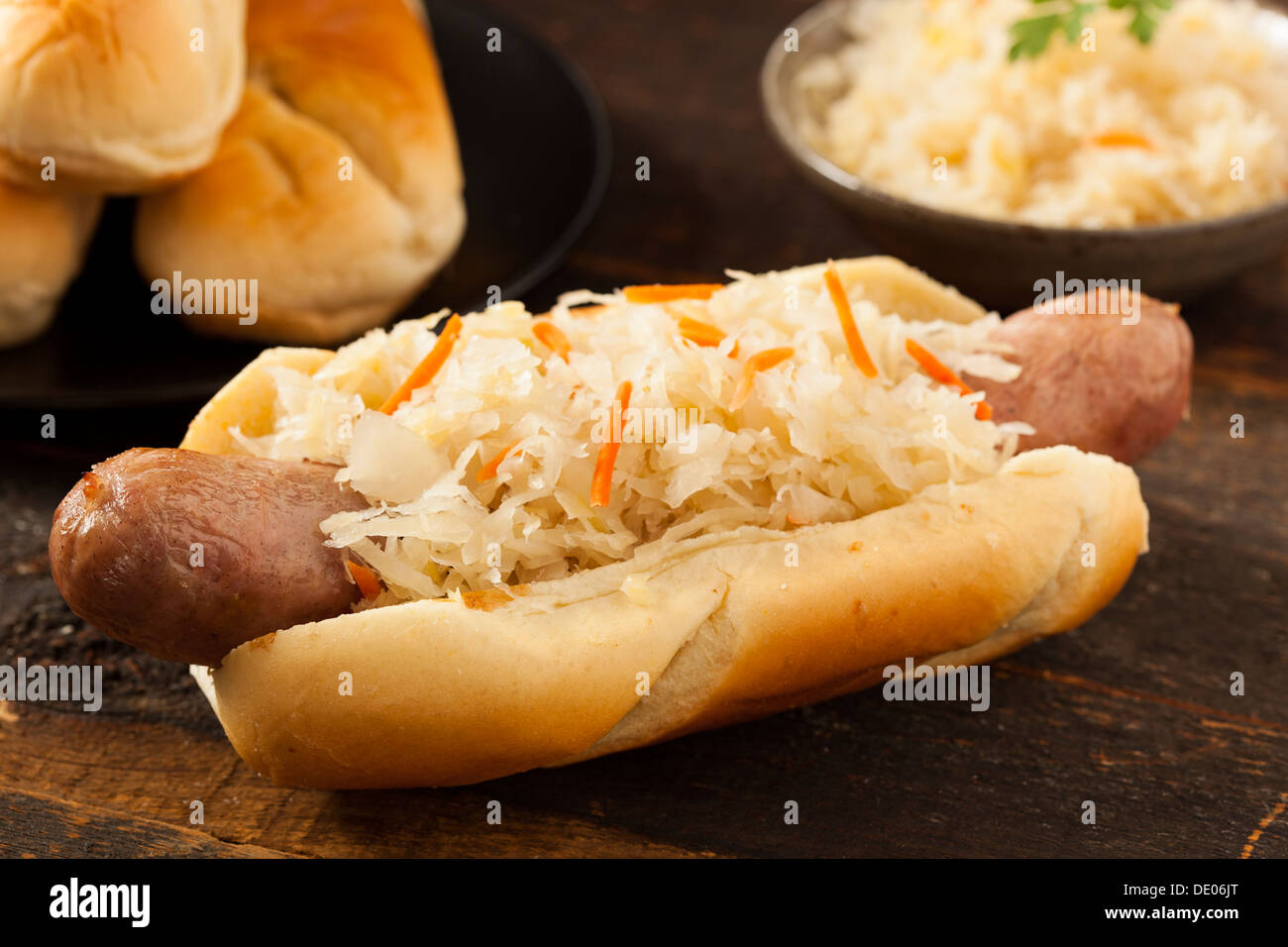 Hausgemachte Bratwurst mit Sauerkraut auf einer Rolle Stockfoto