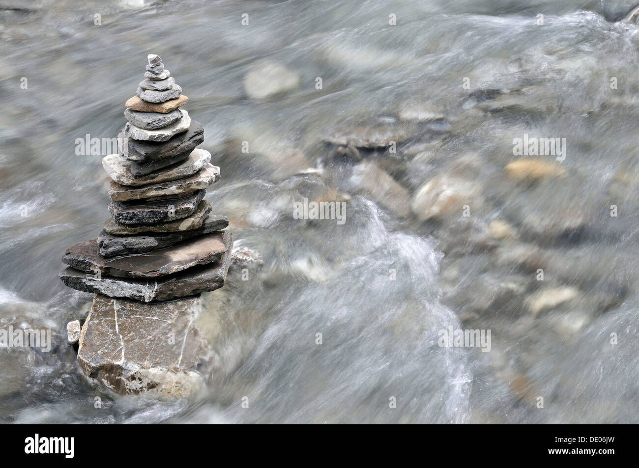 Cairn in einem Gebirgsbach in Koerbertobel, Rappenalptal Tal, Allgäuer Alpen, Allgäu, Bayern, PublicGround Stockfoto