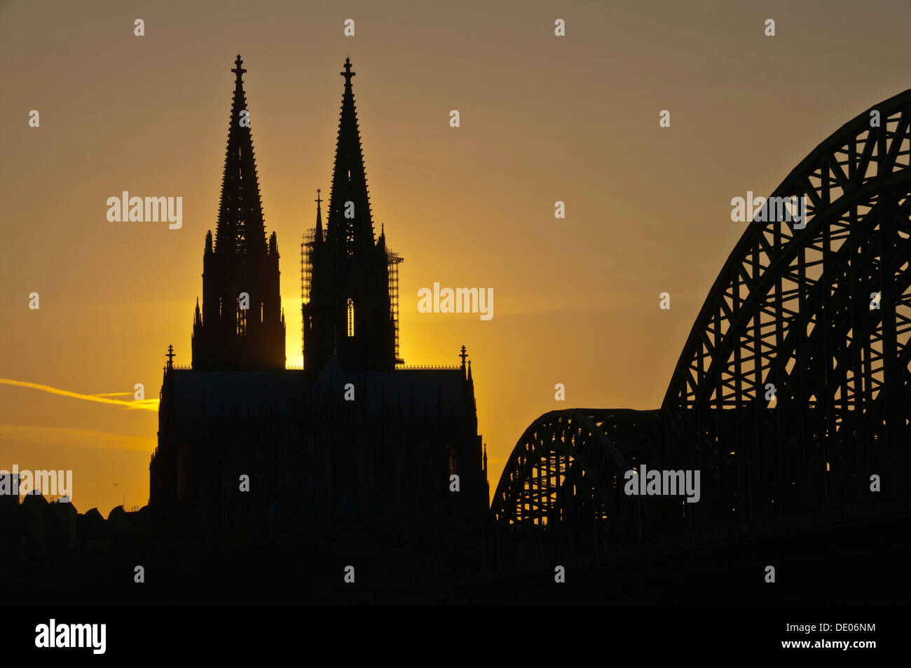 Abend Stimmung, Kölner Dom und Hohenzollernbrücke Brücke, Köln, Nordrhein-Westfalen, PublicGround Stockfoto