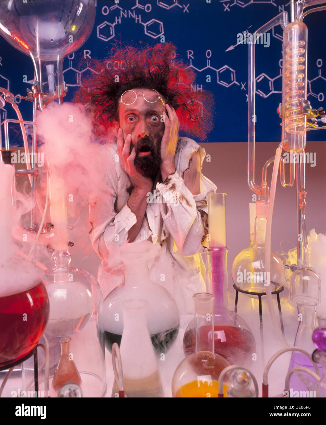 Chemisches Laboratorium, Professor auf der Suche nach einem Experiment betäubt Stockfoto