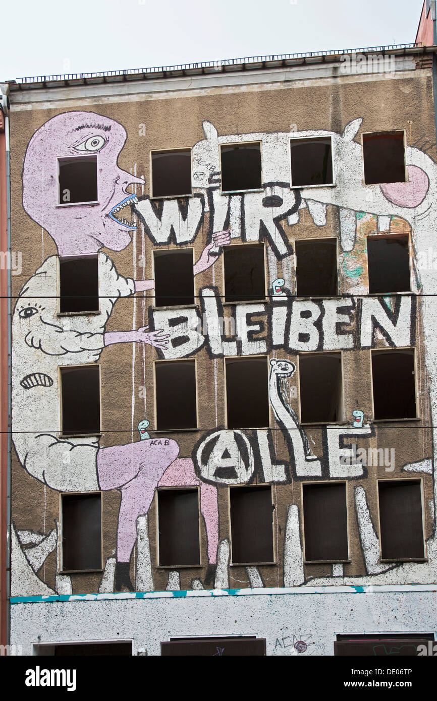 Bunt bemalte Fassade "Wir Bleiben Alle" oder "Wir werden alle, Berlin übernachten" Stockfoto