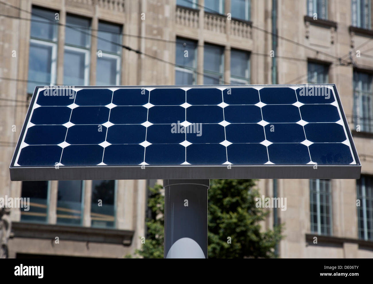 Solarzellen vor einem Gebäude Stockfoto