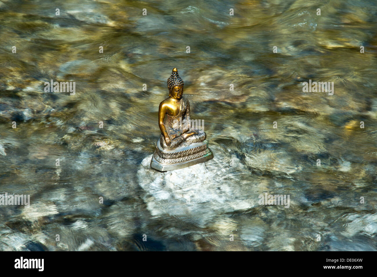 Bhumispara Mudra, Buddha Gautama zum Zeitpunkt der Aufklärung, Statue in einem Gebirgsbach, Oytal Tal, Allgäu, Bayern Stockfoto