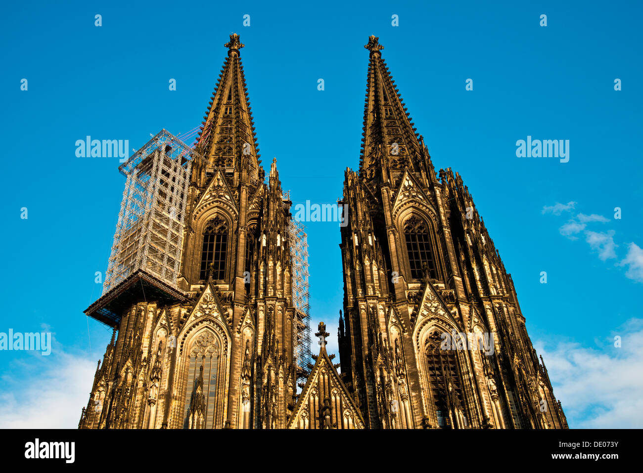 Westfassade, Twin Tower Front des Kölner Doms mit ausgesetzt Gerüste für Renovierungen, Köln, Nordrhein-Westfalen Stockfoto