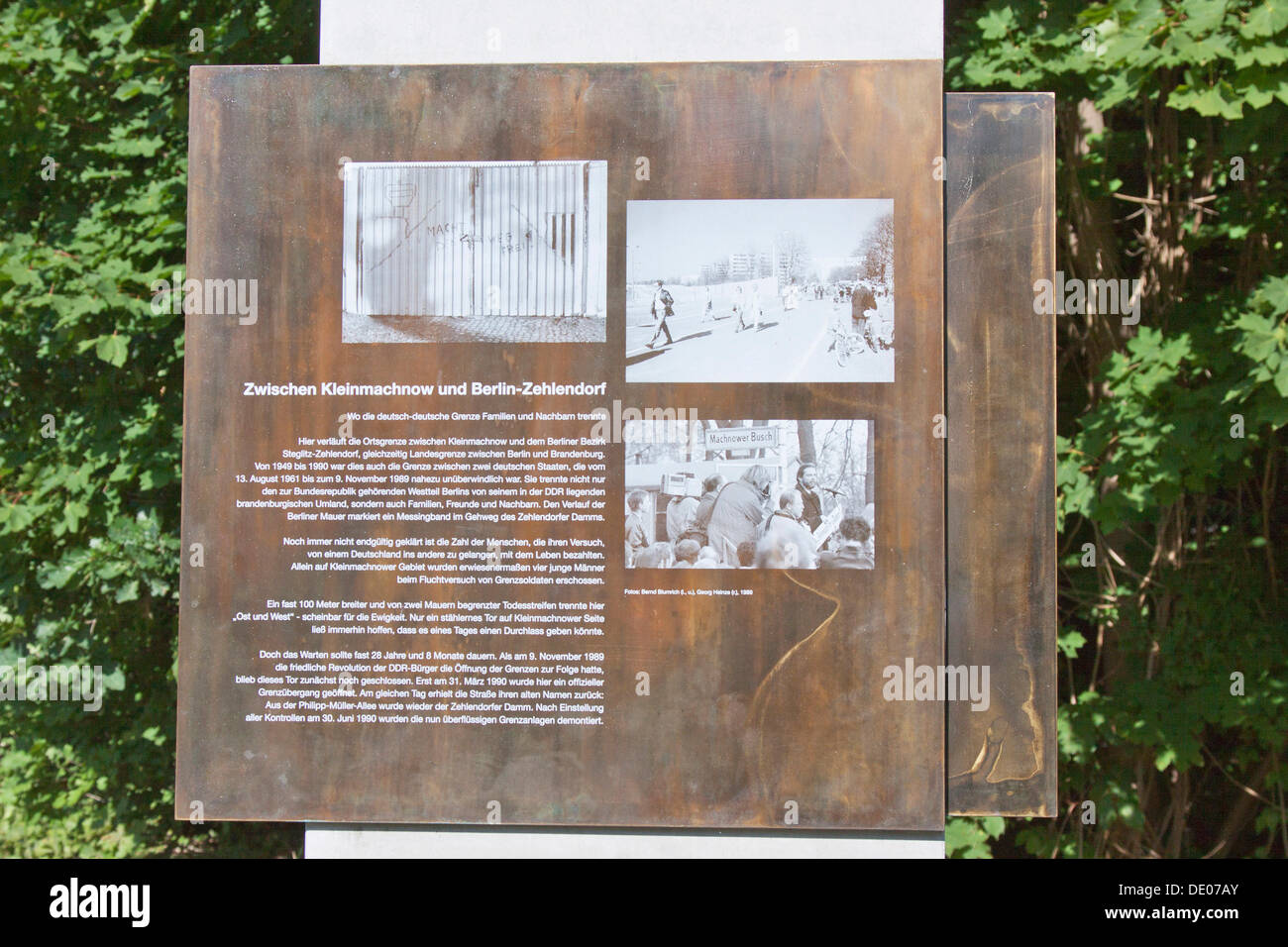 Gedenktafel, Berliner Mauer, Grenze, Grenzlinie zwischen Kleinmachnow und Berlin-Zehlendorf, Berlin Stockfoto