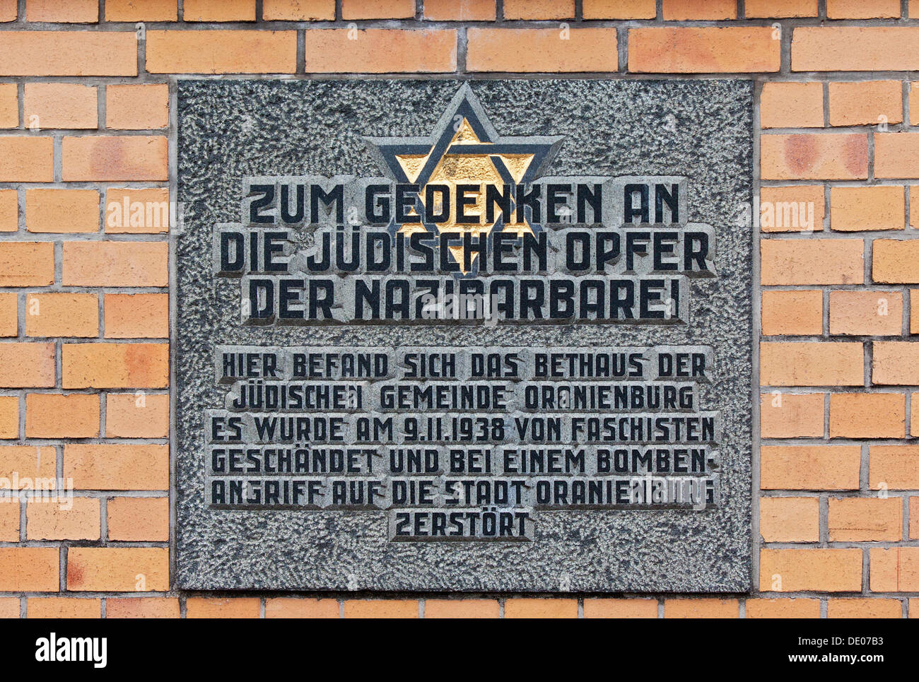 Gedenktafel in Erinnerung an die jüdischen Opfer des Nazi-Barbarei, in diesem Ort gibt es das Denkmal, wurde die Synagoge der jüdischen Stockfoto