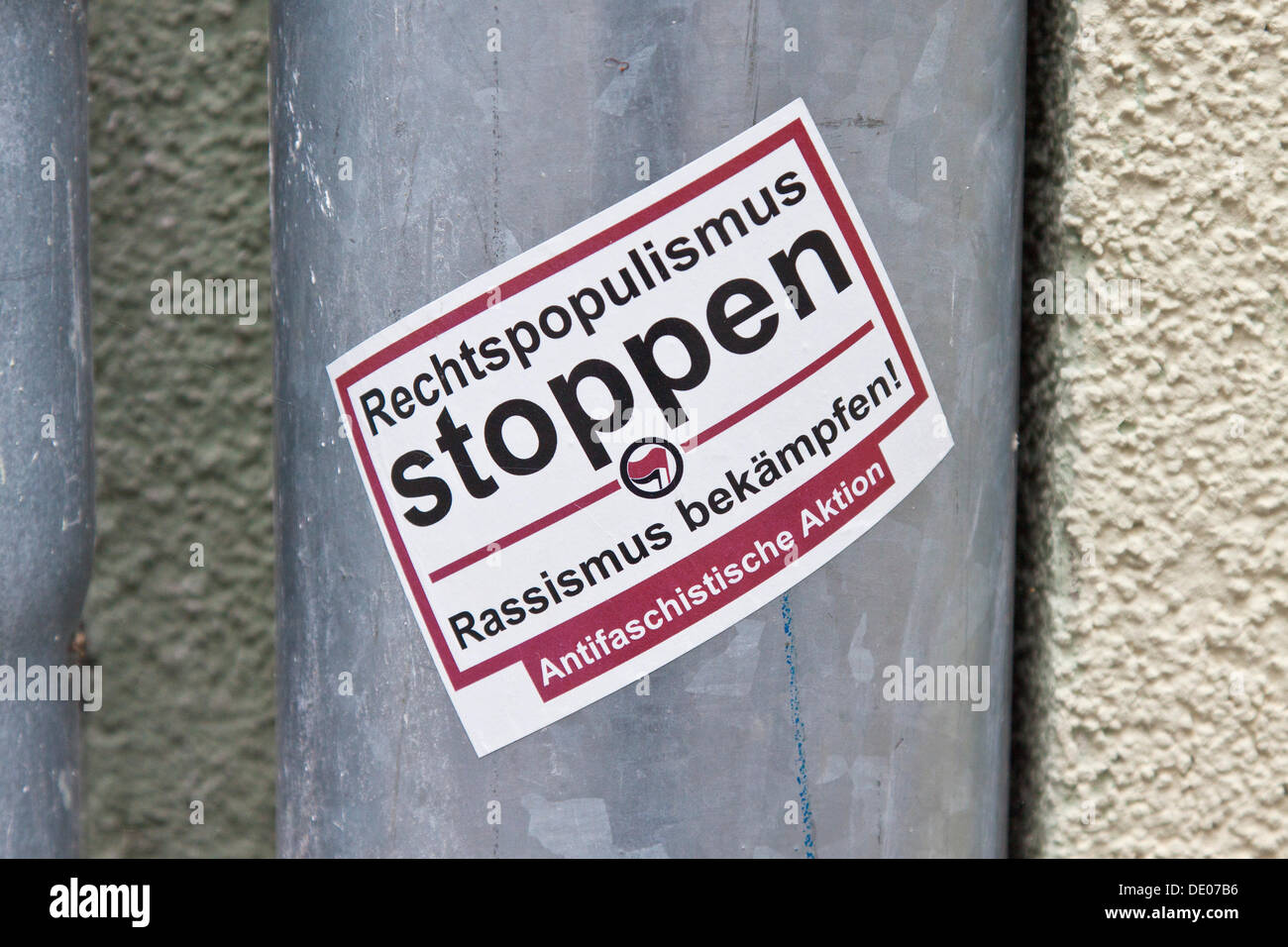 Aufkleber "Rechtspopulismus stoppen, Rassismus Bekaempfen! Antifaschistische Aktion ", Deutsch für" Rechtspopulismus stoppen Stockfoto