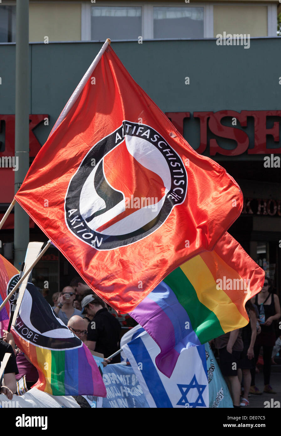 Flagge der Antifaschistische Aktion, eine militante ausserparlamentarische Netzwerk, Regenbogenfahnen, Nationalflagge Israels, Rallye Stockfoto