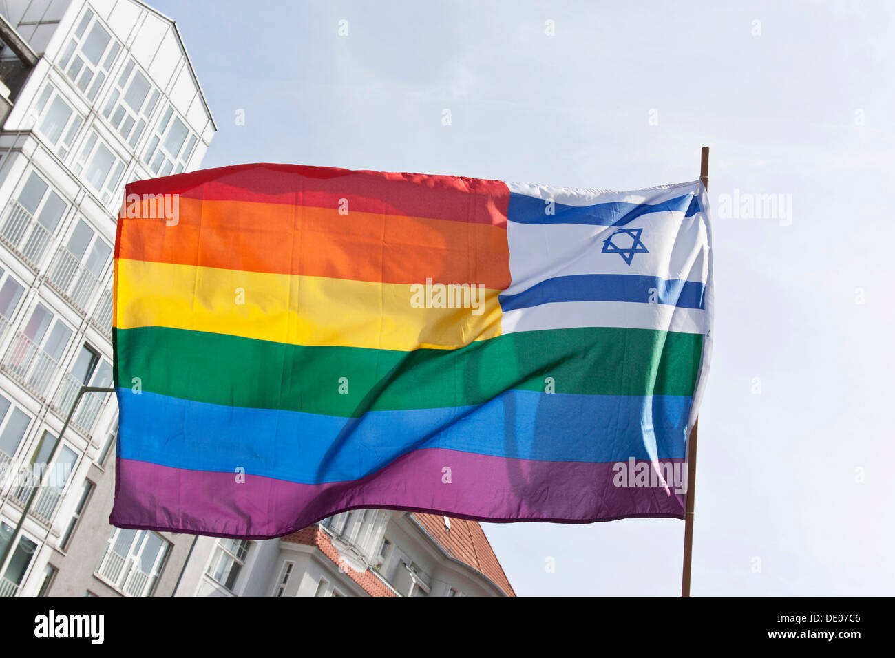 Regenbogenfahne mit der Nationalflagge Israels in der oberen rechten Ecke, Davidstern, Kundgebung gegen den Al-Quds-Tag, protest Stockfoto