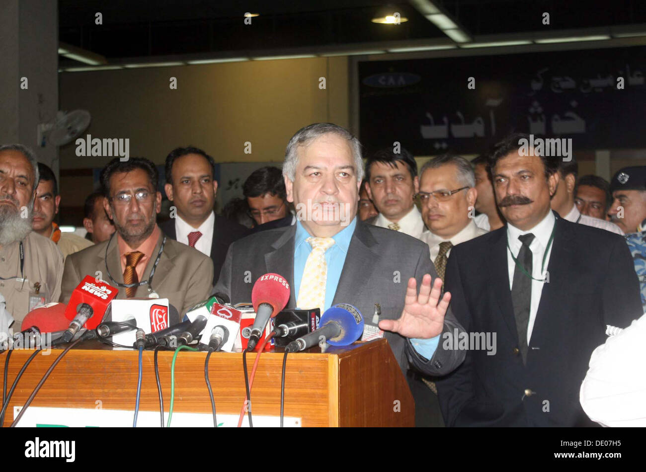 Pakistan International Airline Managing Director spricht Kapitän Junaid Younas Medien Personen im Jinnah International Airport Hadsch-Terminal, am Montag, 9. September 2013. Pakistan International Airlines (PIA) am Montag begann Hadsch Betrieb. Flug startete um 15:00 von Karachi. In diesem Jahr 143'000 pakistanischen Pilger werden in Regierung Regelung Haddsch. Stockfoto