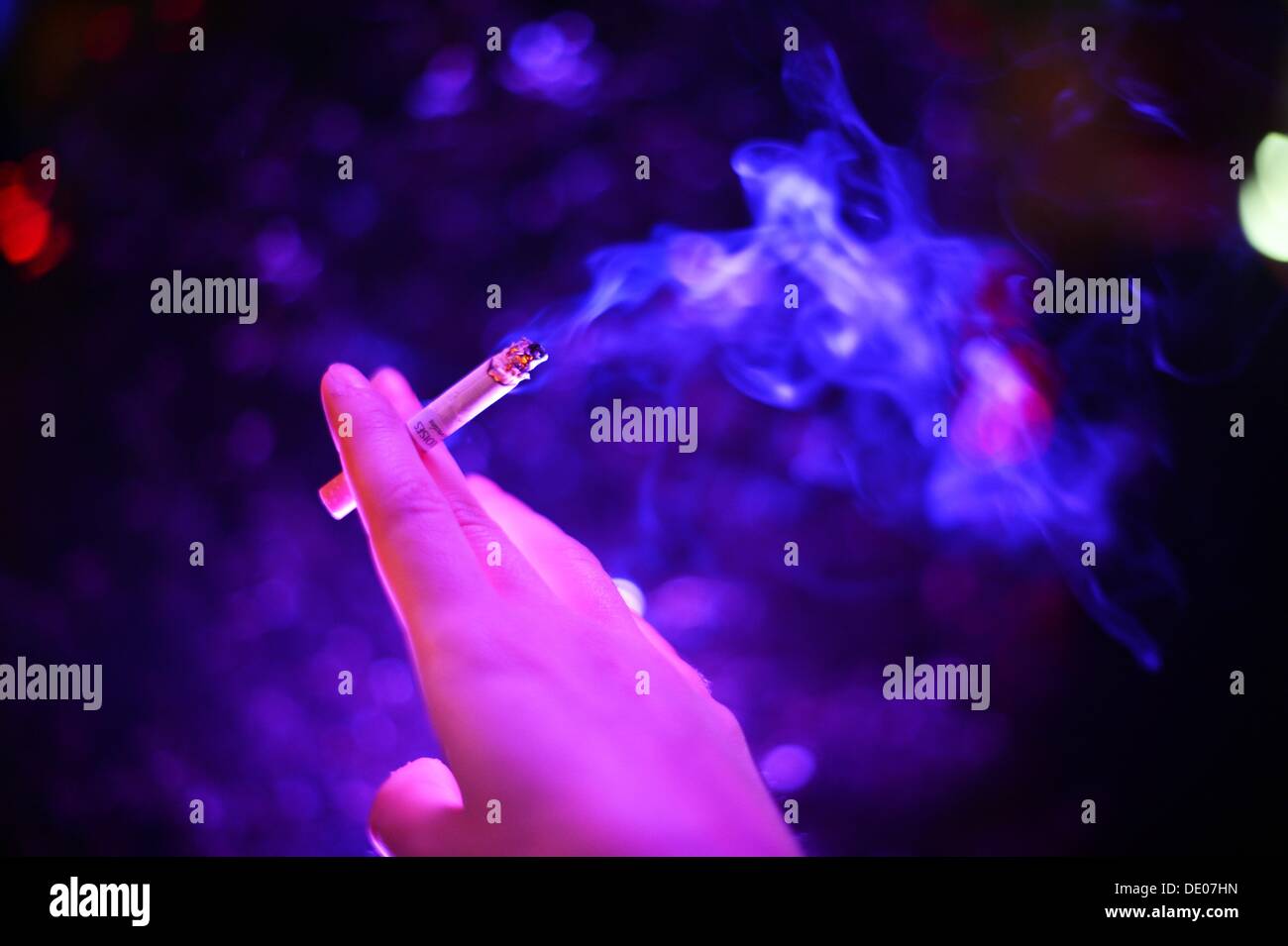 Berlin, Deutschland. 05. Sep, 2013. Eine Frau hält eine Zigarette in der Hand bei der Veranstaltung "Music meets Media" im Grand Hotel Esplanade in Berlin, Deutschland, 5. September 2013. Foto: Jens Kalaene/Dpa/Alamy Live News Stockfoto