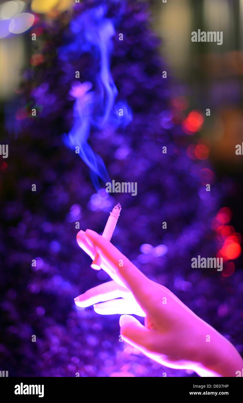 Berlin, Deutschland. 05. Sep, 2013. Eine Frau hält eine Zigarette in der Hand bei der Veranstaltung "Music meets Media" im Grand Hotel Esplanade in Berlin, Deutschland, 5. September 2013. Foto: Jens Kalaene/Dpa/Alamy Live News Stockfoto