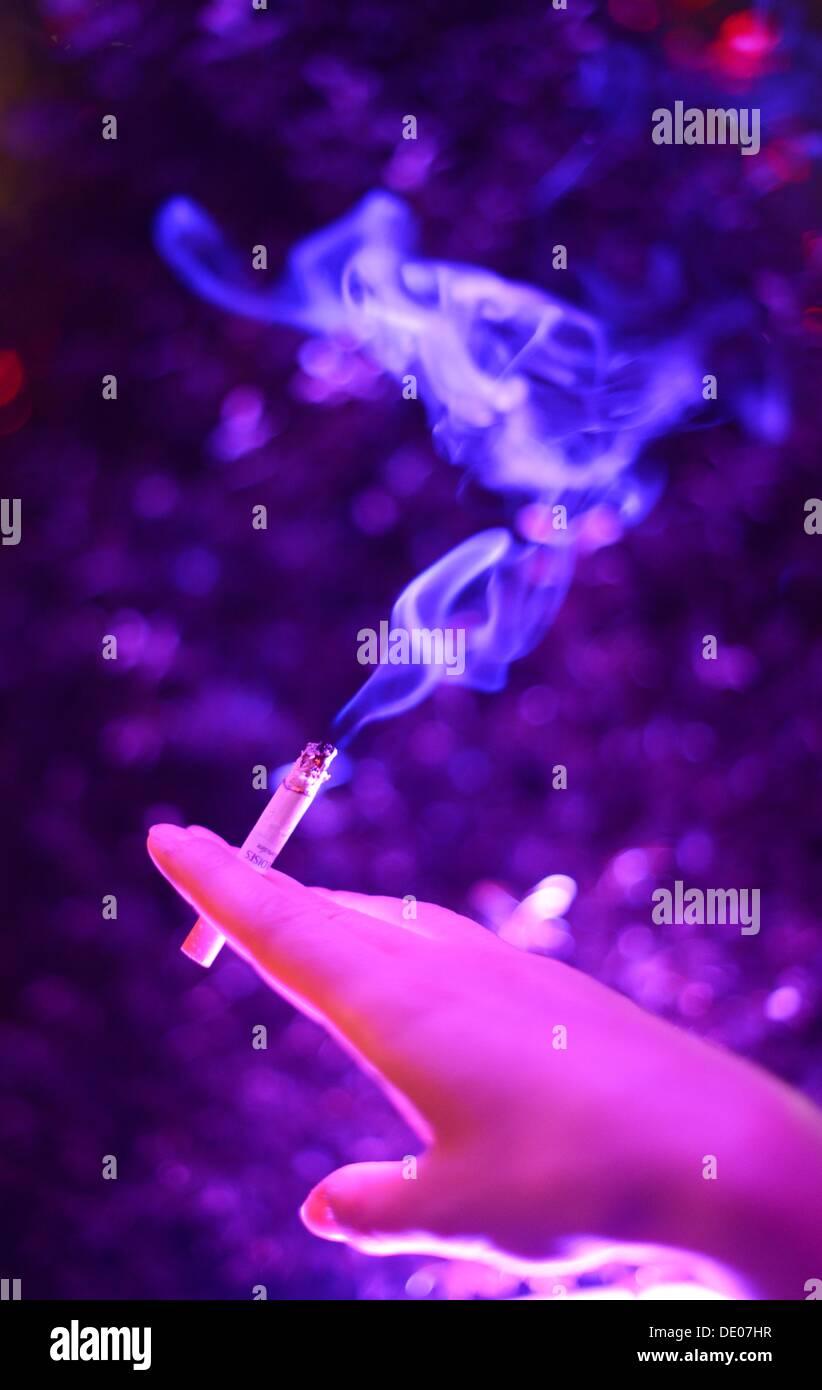 Berlin, Deutschland. 05. Sep, 2013. Eine Frau hält eine Zigarette in der Hand bei der Veranstaltung "Music meets Media" im Grand Hotel Esplanade in Berlin, Deutschland, 5. September 2013. Foto: Jens Kalaene/Dpa/Alamy Live News Stockfoto