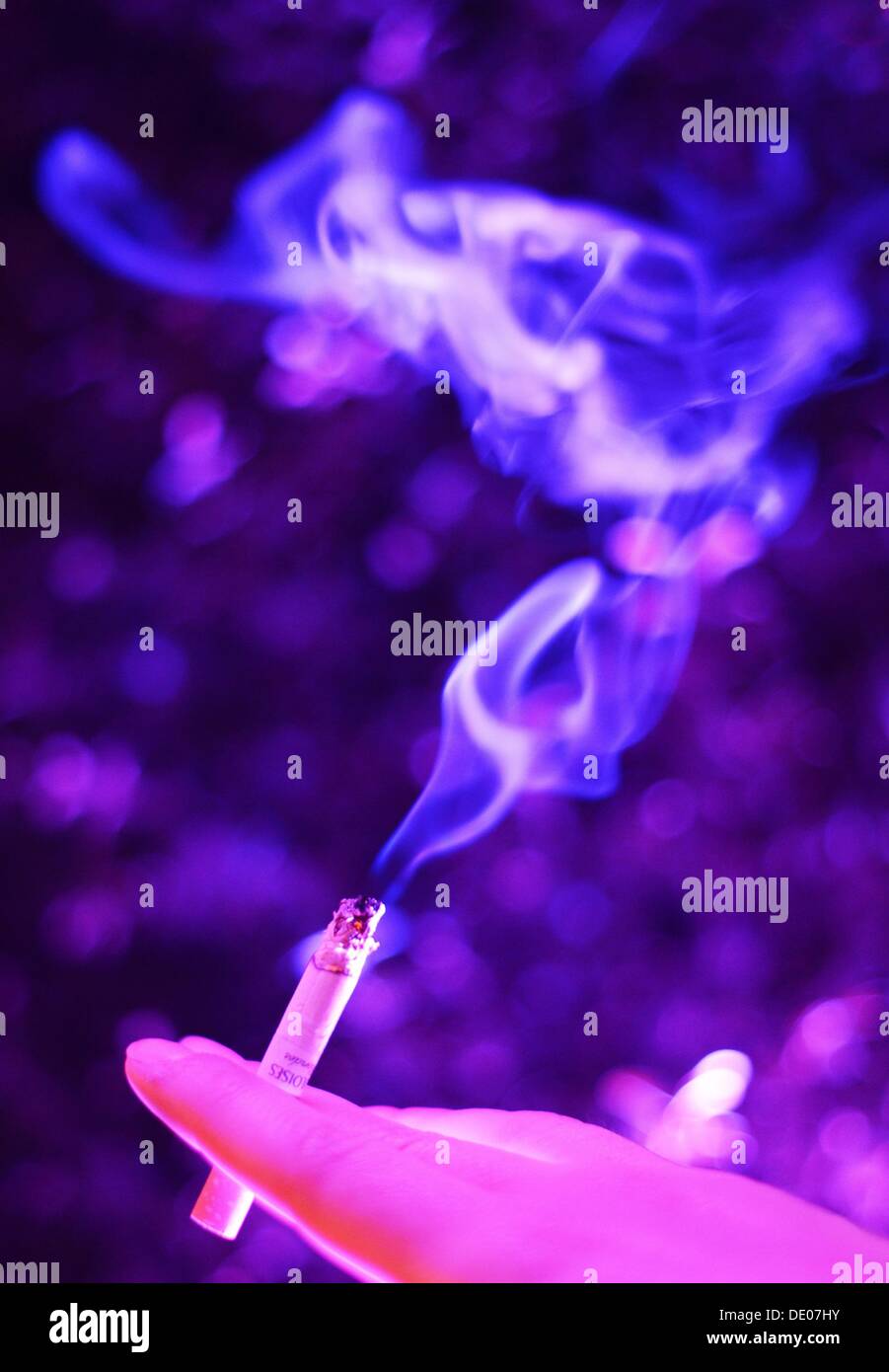 Berlin, Deutschland. 05. Sep, 2013. Eine Frau hält eine Zigarette in der Hand bei der Veranstaltung "Music meets Media" im Grand Hotel Esplanade in Berlin, Deutschland, 5. September 2013. Foto: Jens Kalaene/Dpa/Alamy Live News Stockfoto