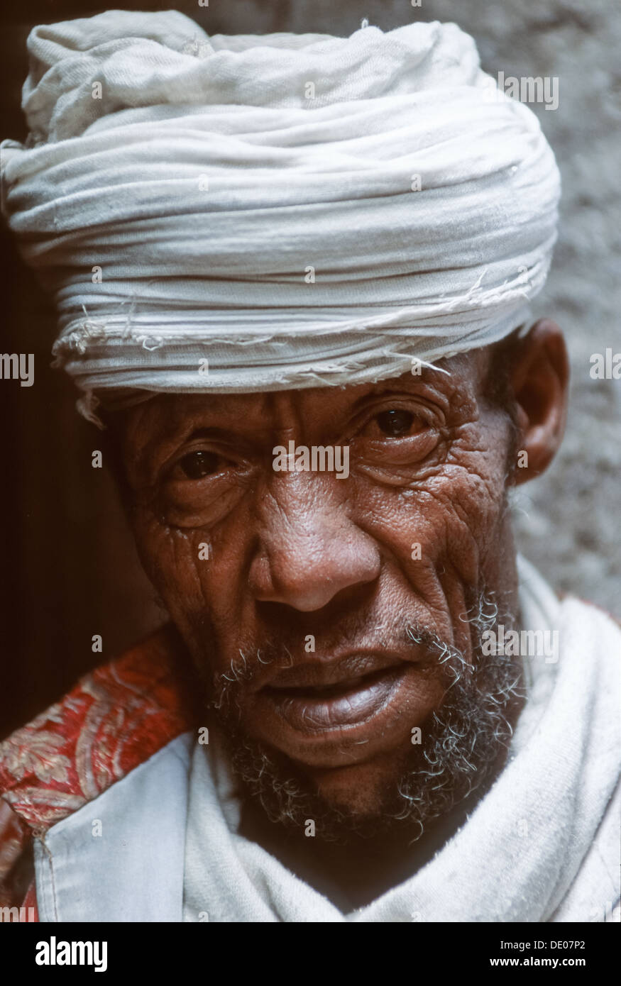 Priester mit weißen Turban Ashetan Maryam Kloster in der Nähe von Lalibela, Äthiopien Stockfoto