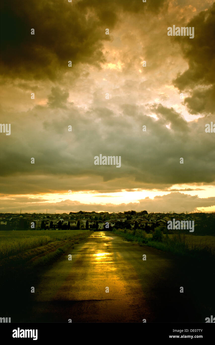 Straßen- und Stadtbild nach dem Regen Stockfoto