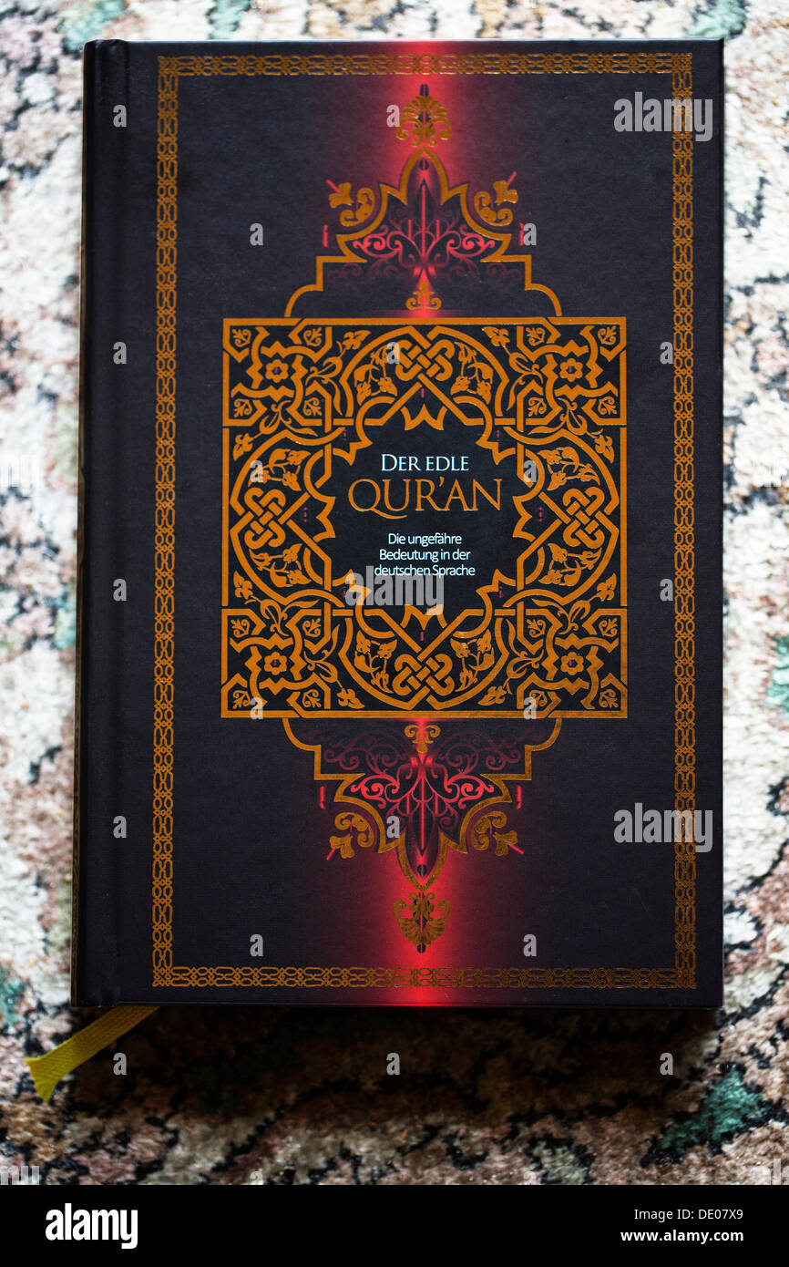 Neu gedruckten Koran in deutscher Sprache Stockfoto