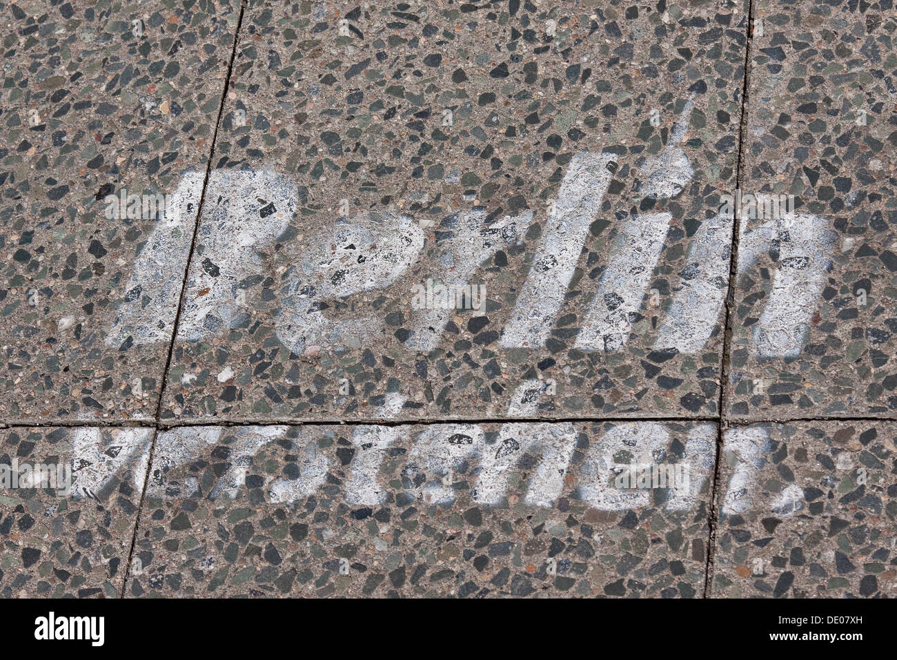 Schablone Kunst auf dem Bürgersteig, Berlin Webers, Deutsch für Verständnis Berlin, Berlin Stockfoto