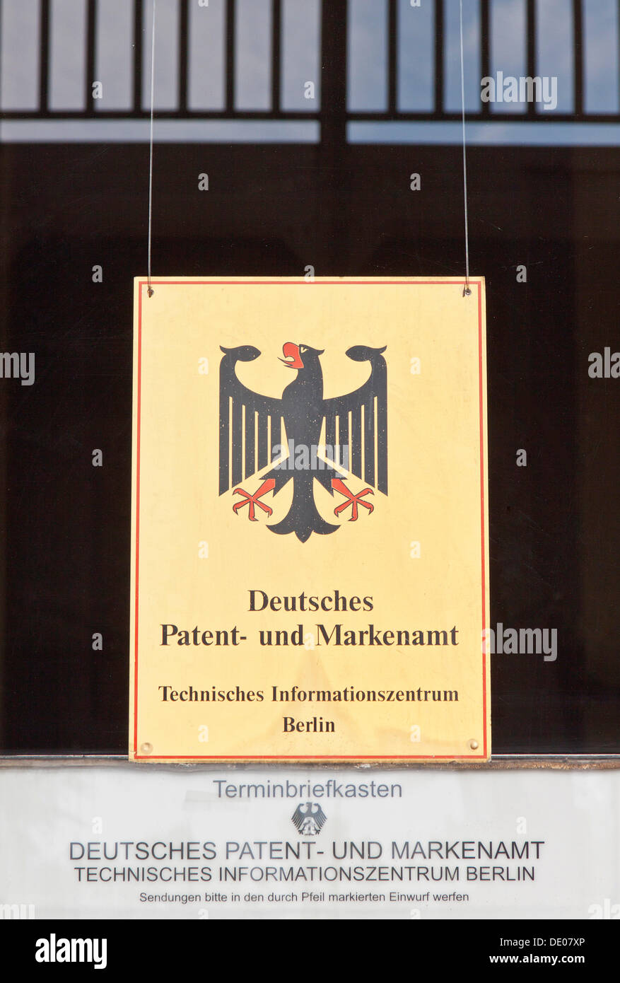 Zeichen, schmutzige Fenster, Schriftzug "Deutsches Patent-Und Markenamt", Deutsch "Deutschen Patent-und Markenamt", Berlin Stockfoto