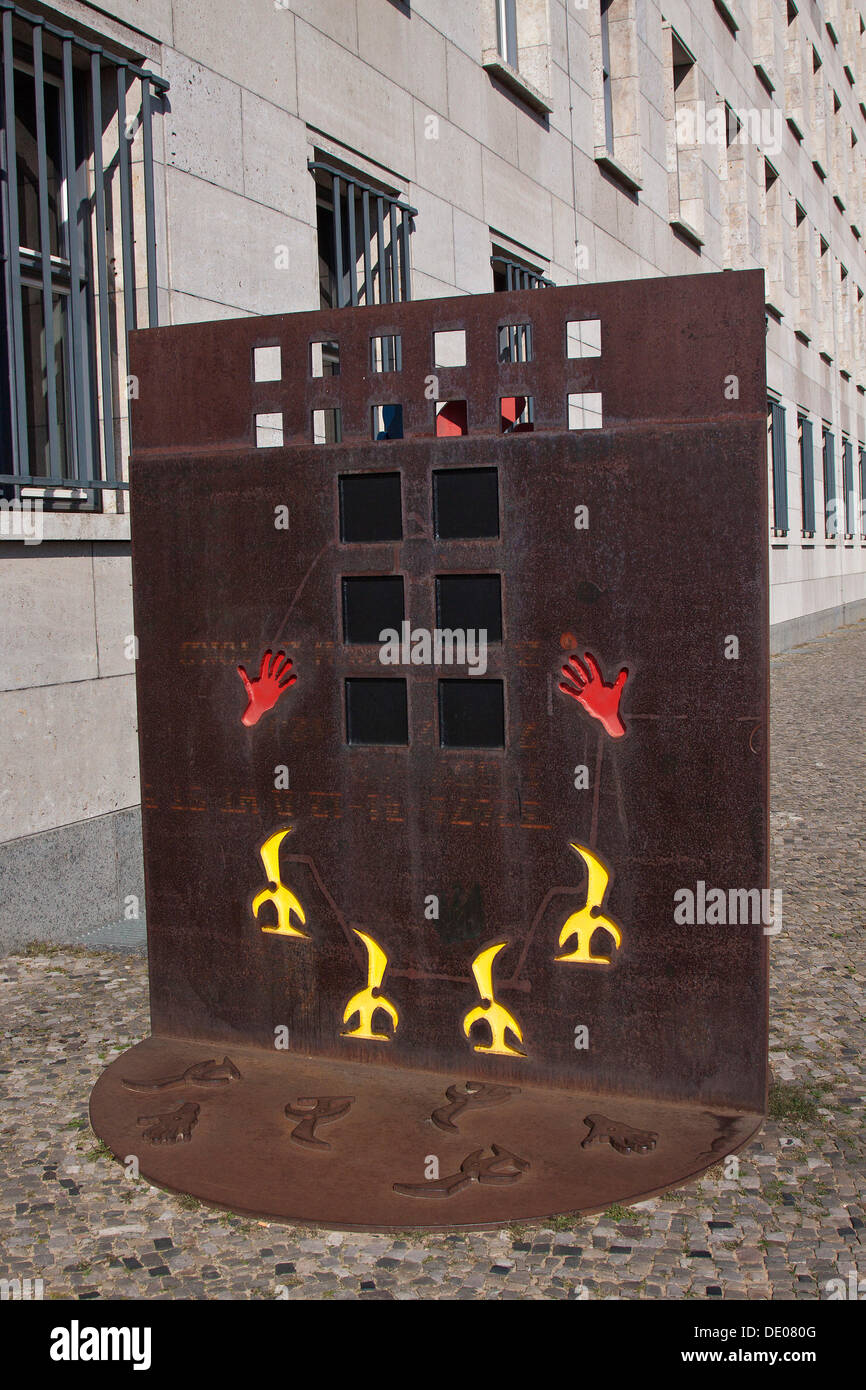 Wandskulptur, Gedenkstätte bis zum Fall der Berliner Mauer, die vom Künstler Eberhard Foest, vor dem Bundesministerium Stockfoto
