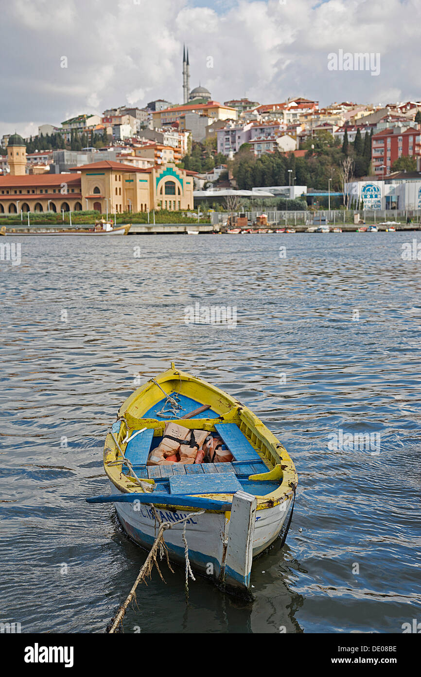 Kleines Fischerboot am Bosporus, Istanbul, Türkei Stockfoto