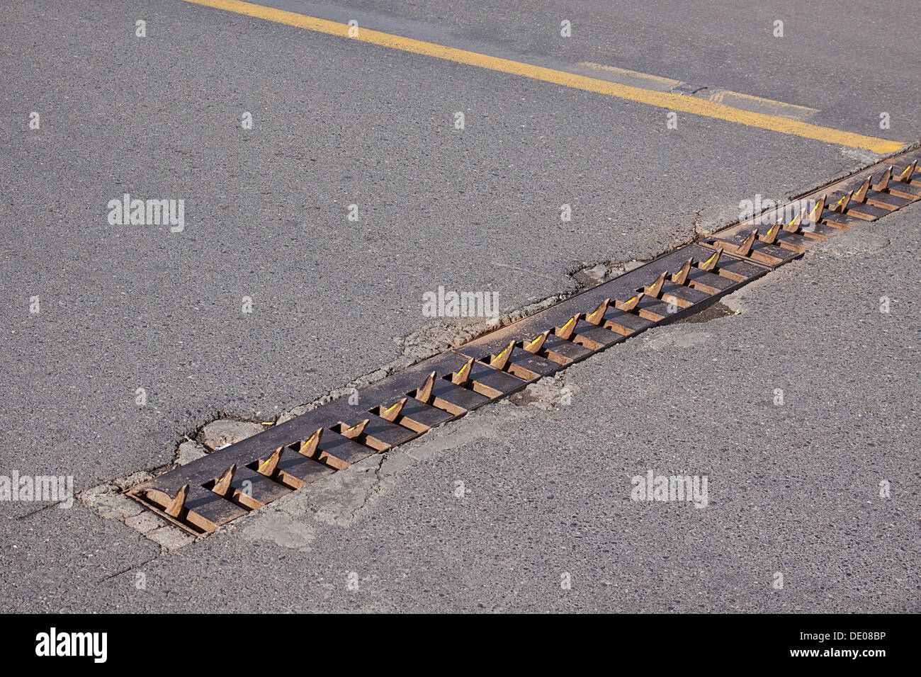 Fest montiert versenkbare Nagel-Sperre, Metall spikes für die Zerstörung  von Autoreifen, Straße, Istanbul, Türkei Stockfotografie - Alamy